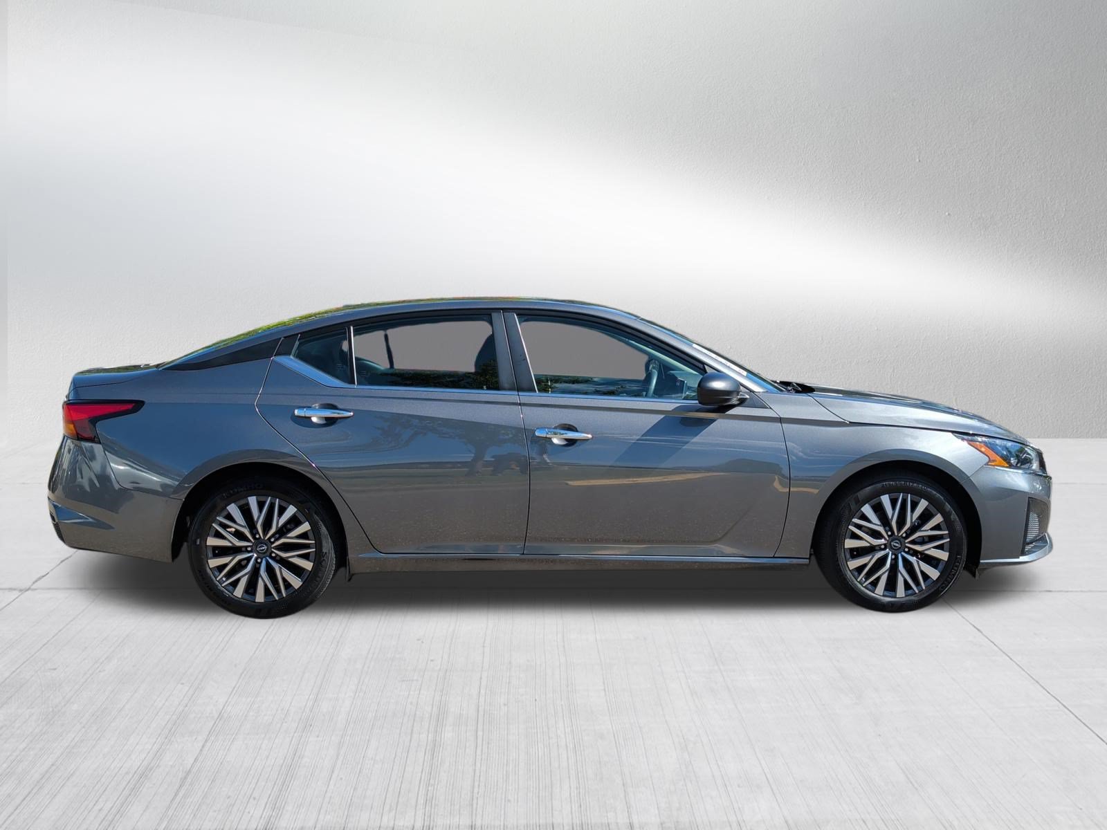 Used 2025 Nissan Altima 2.5 SV FWD image 8