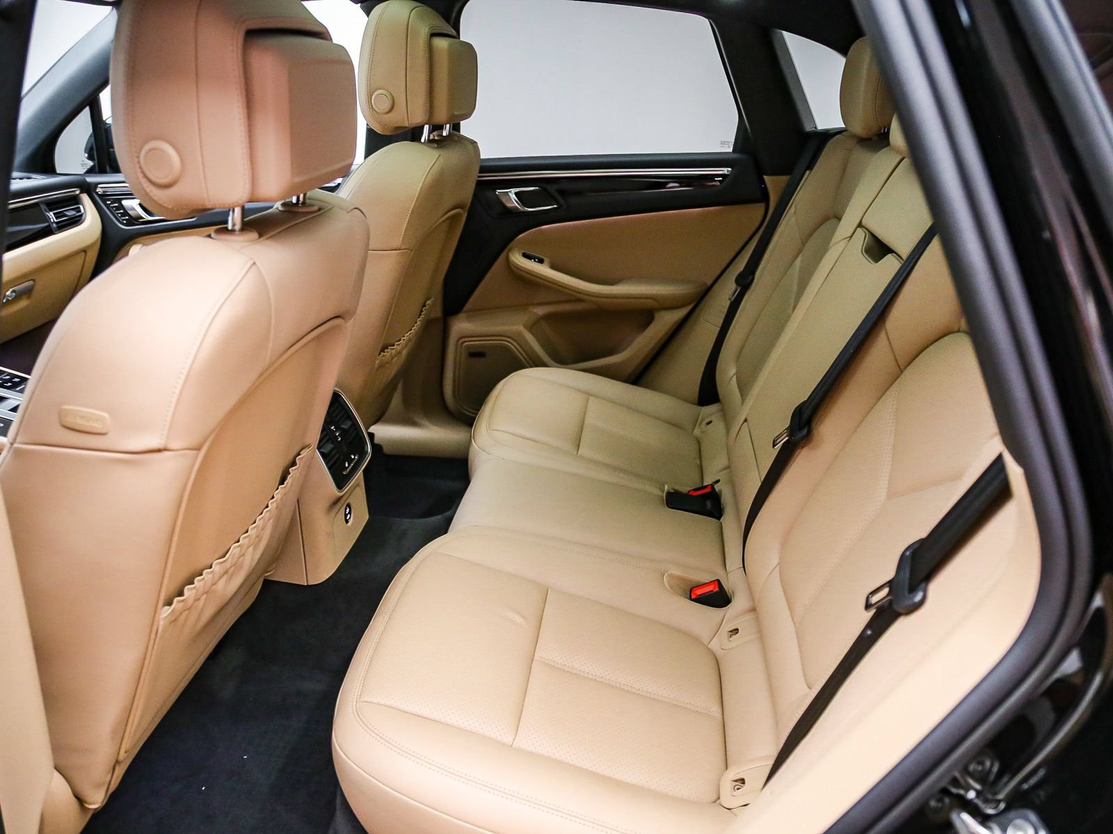 Certified 2026 Porsche Macan AWD/4WD image 23