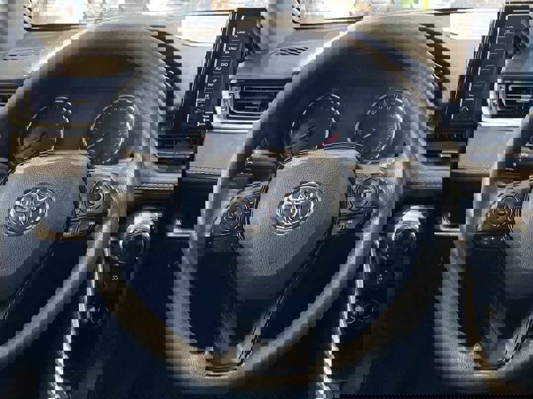 Used 2021 Toyota RAV4 LE image 17