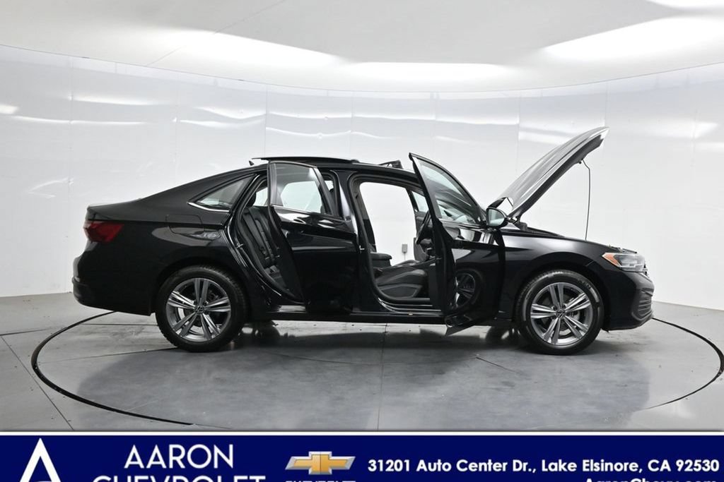 Used 2024 Volkswagen Jetta SE FWD image 3