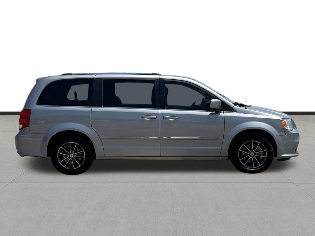 Used 2016 Dodge Grand Caravan SXT FWD image 4