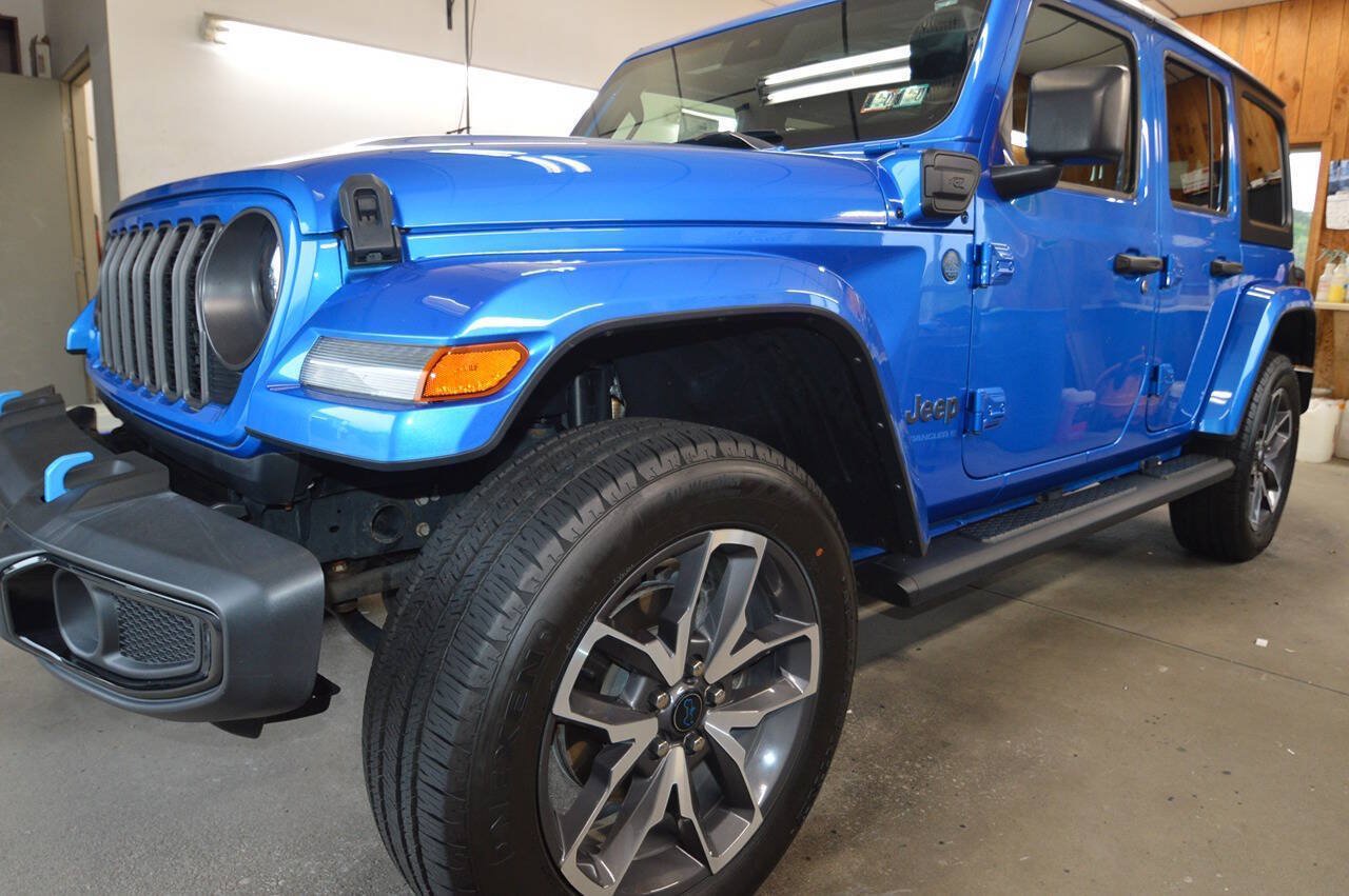 Used 2024 Jeep Wrangler Unlimited w/ Convenience Group AWD/4WD image 9