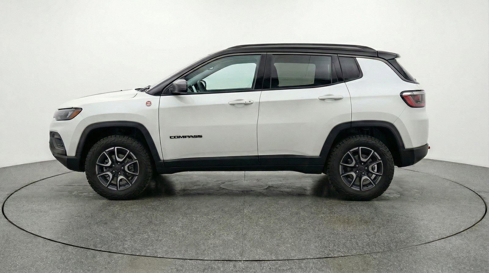 Used 2025 Jeep Compass Trailhawk AWD/4WD image 5
