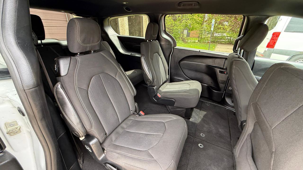 Used 2022 Chrysler Pacifica Touring FWD image 20