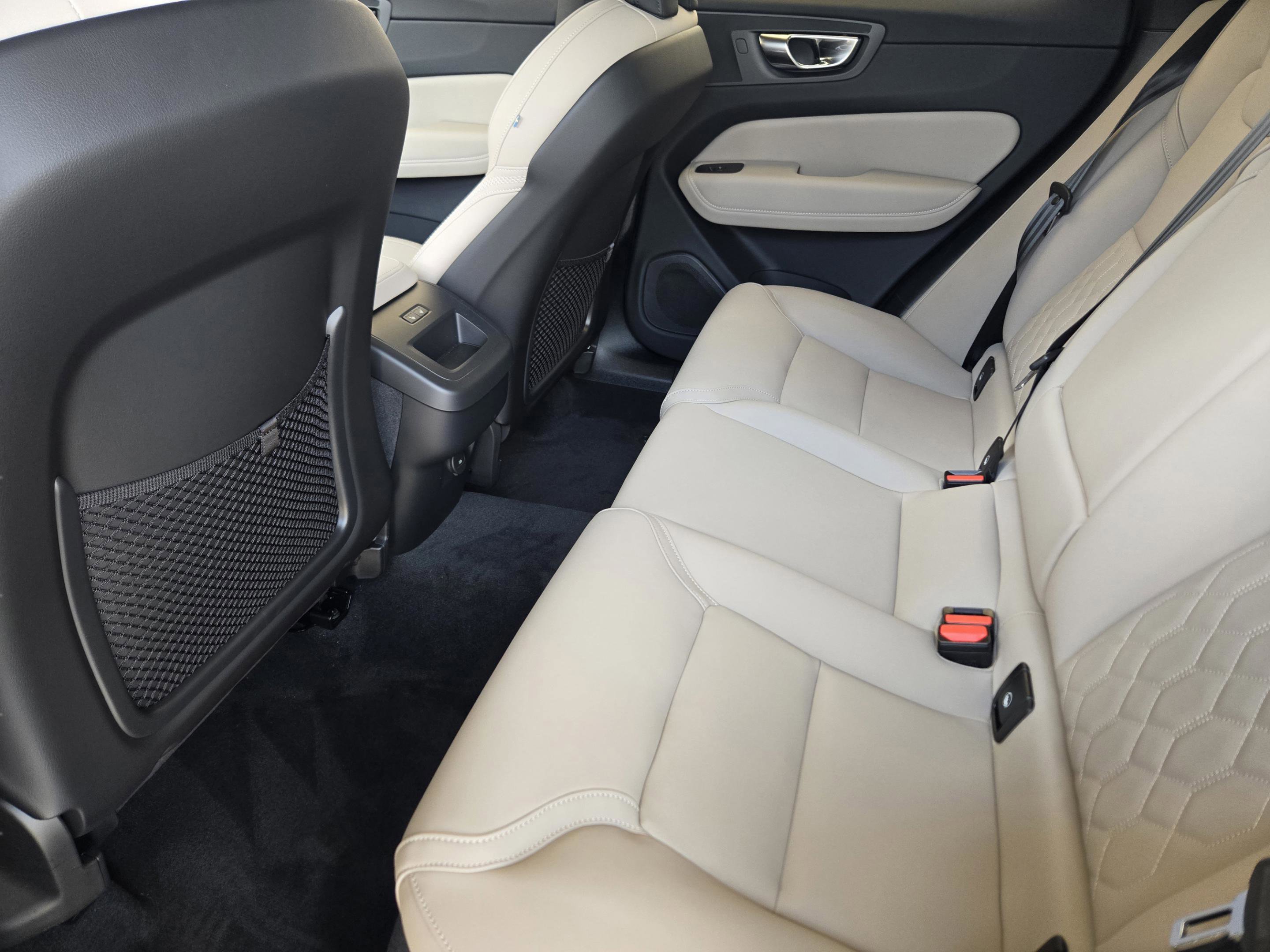 New 2026 Volvo XC60 B5 Plus w/ Protection Package Premier AWD/4WD image 24