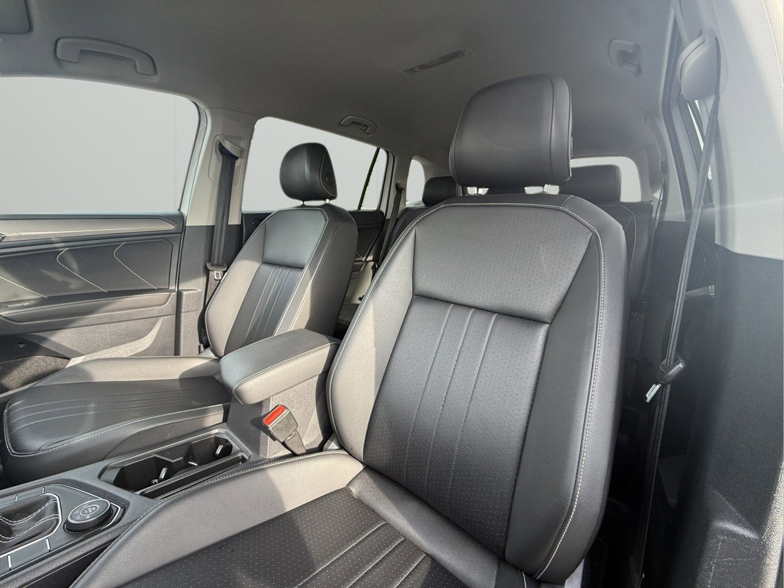 Used 2024 Volkswagen Tiguan SE AWD/4WD image 10