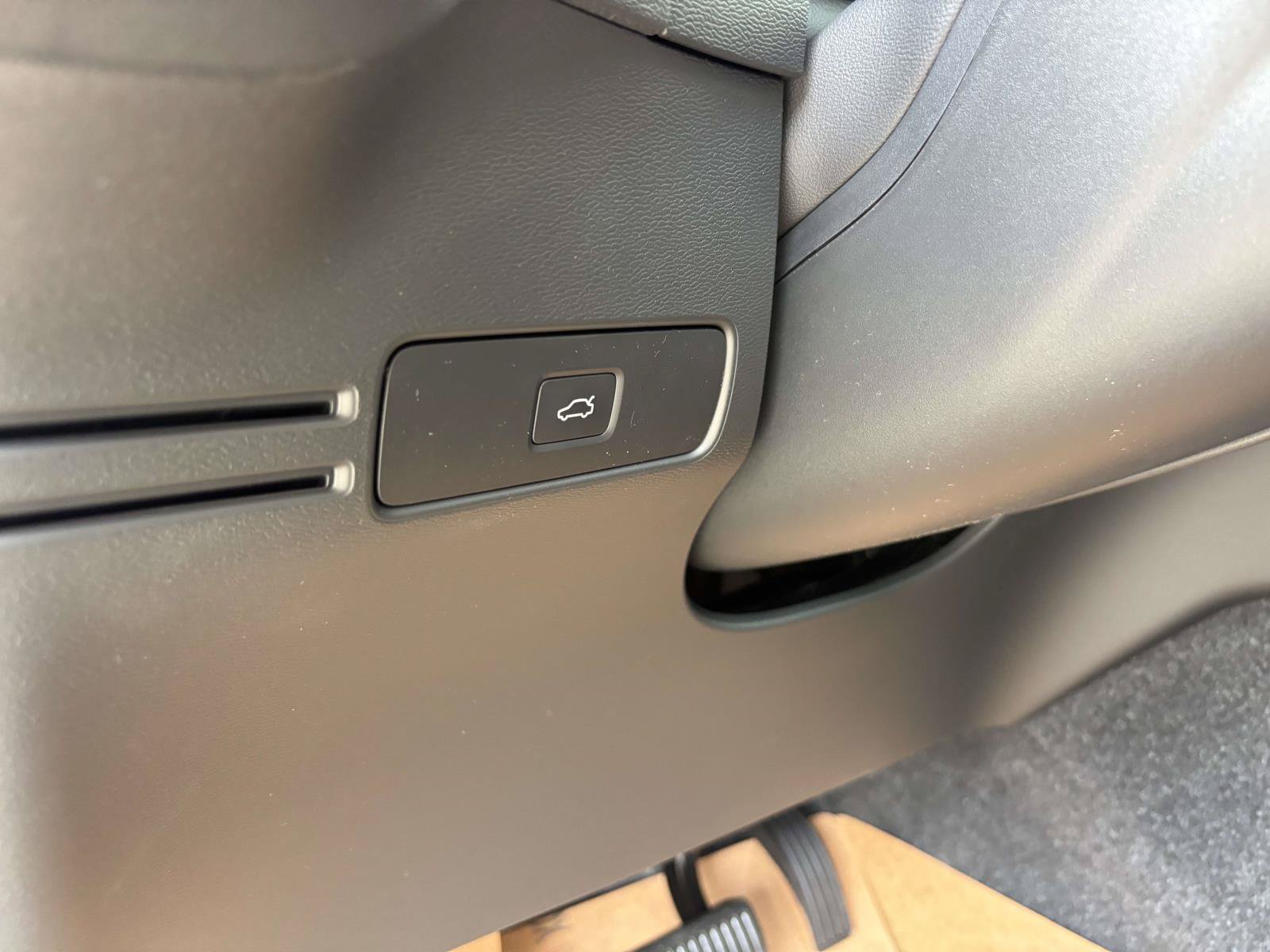 New 2026 Volvo XC40 B5 Ultra w/ Protection Package Premier AWD/4WD image 14