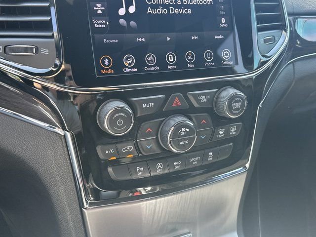 Used 2020 Jeep Grand Cherokee Overland RWD image 32