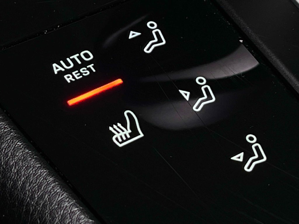Used 2023 Porsche Macan AWD/4WD image 32
