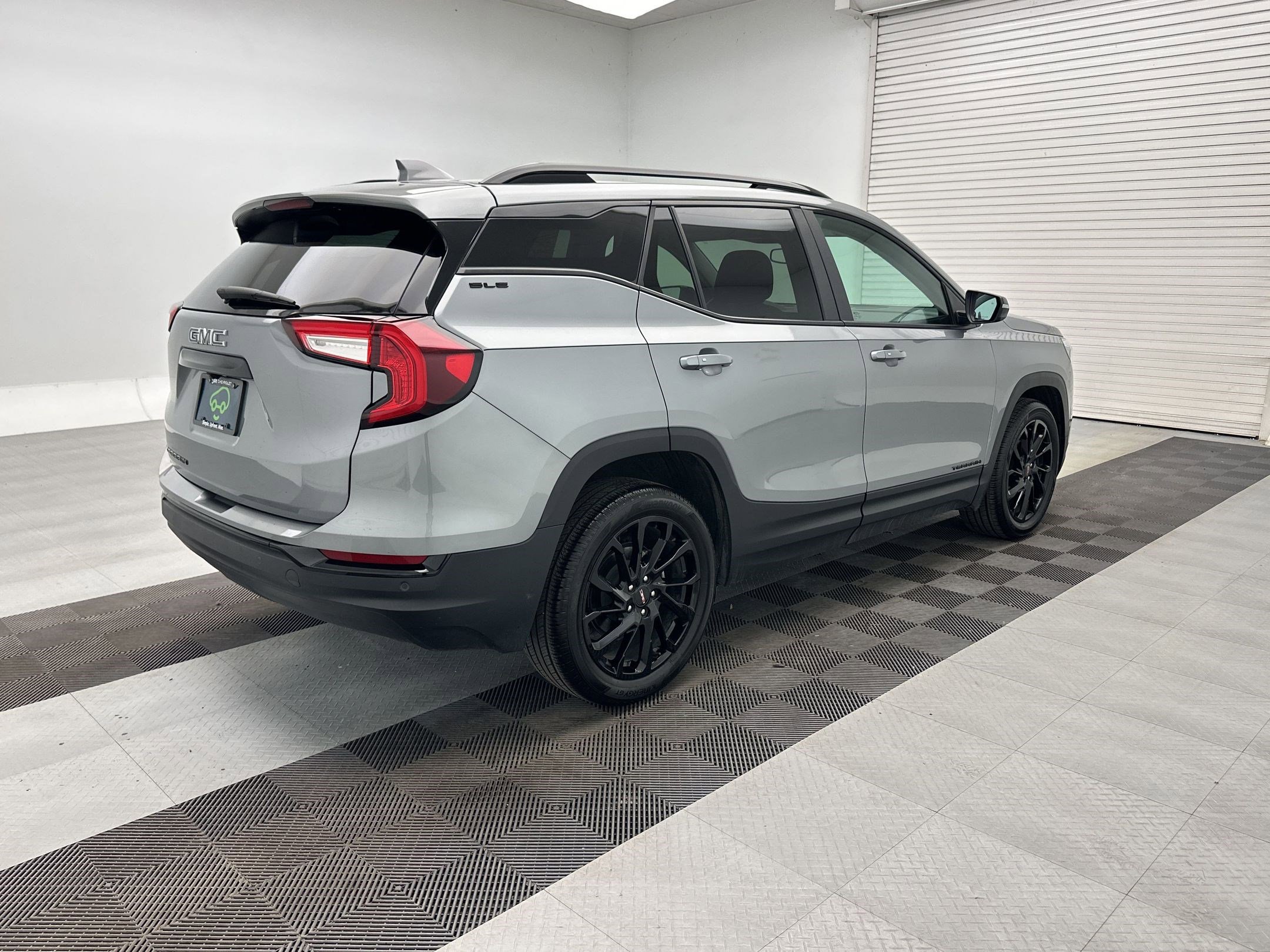 Certified 2024 GMC Terrain SLE w/ Driver Convenience Package FWD image 9
