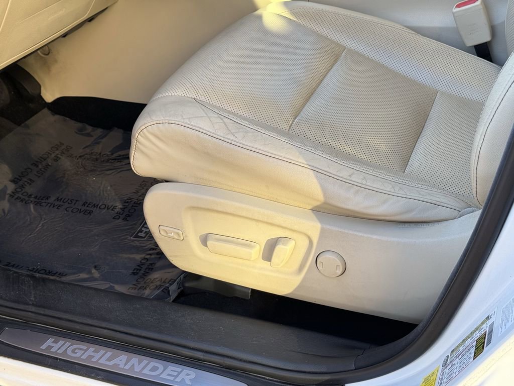 Used 2014 Toyota Highlander Limited image 15