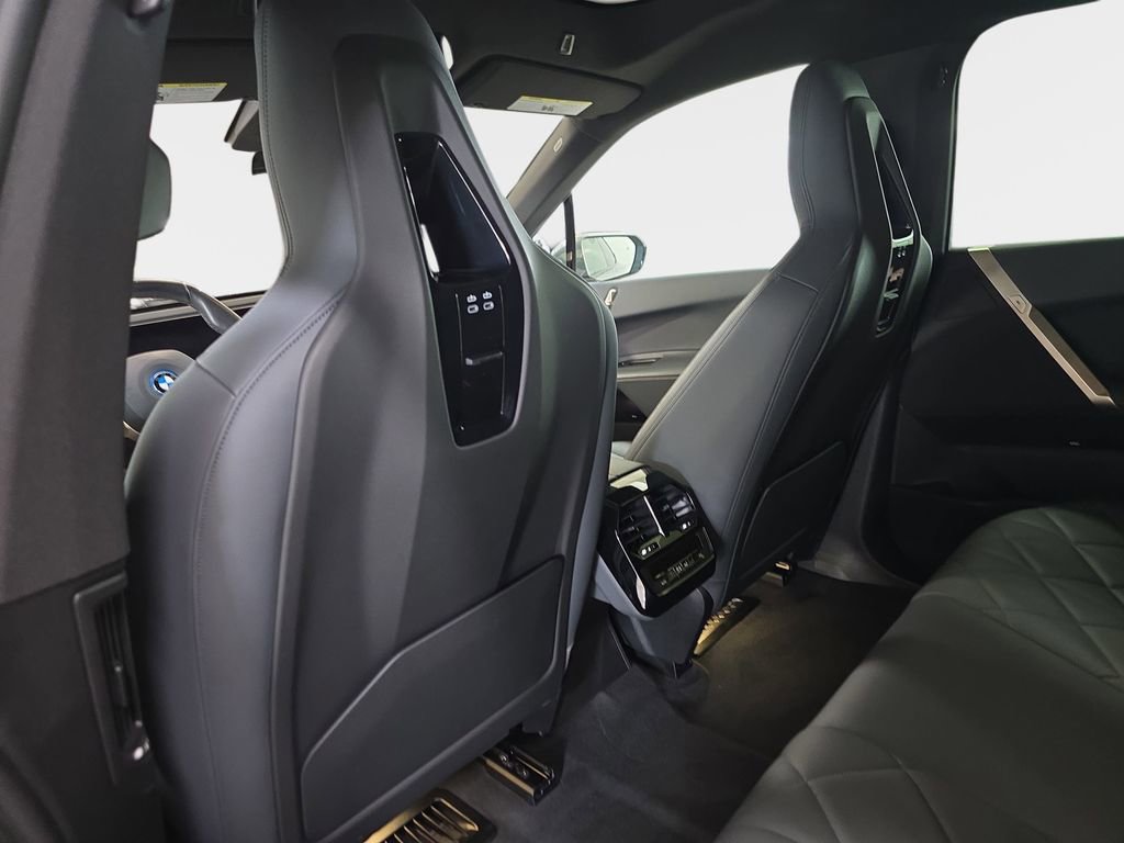 Used 2023 BMW iX xDrive50 image 16