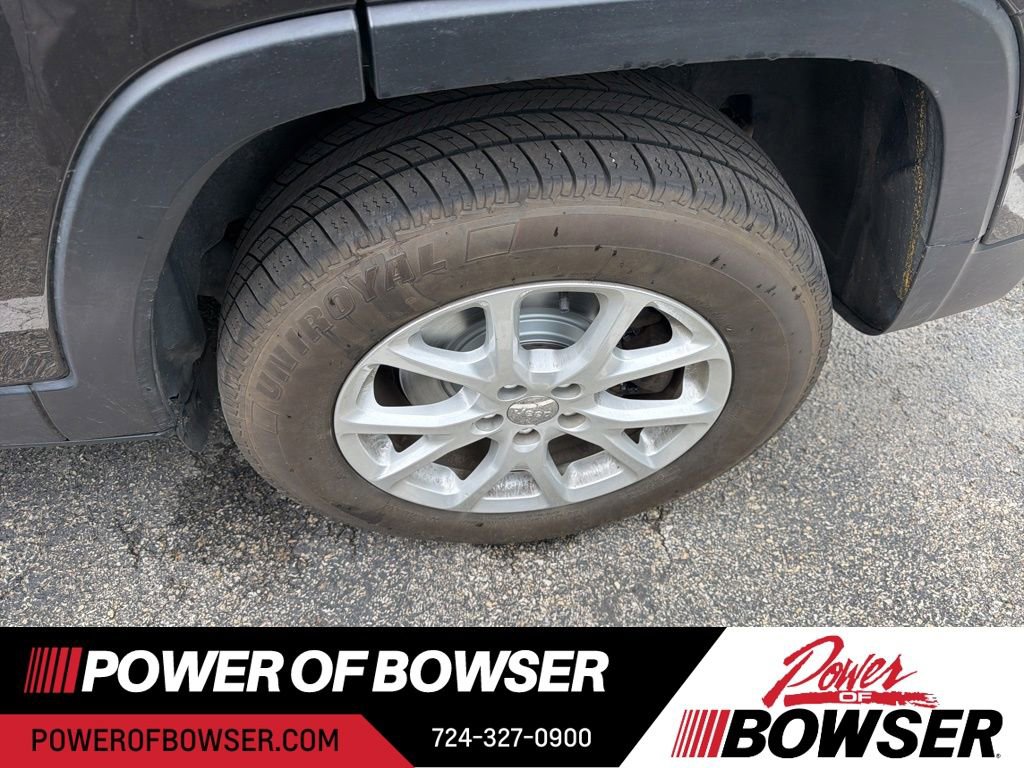 Used 2017 Jeep Cherokee Latitude w/ Safety/Convenience Group AWD/4WD image 3