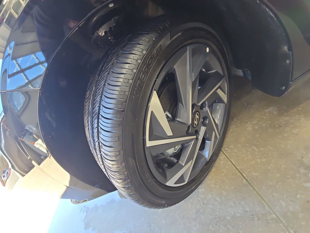 Certified 2025 Hyundai Elantra Limited image 33