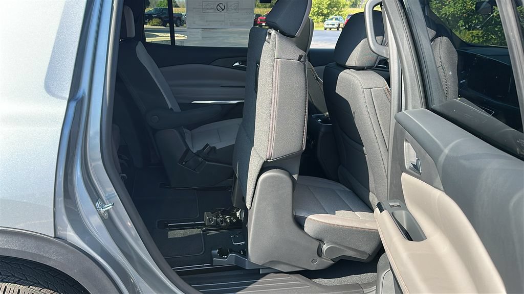 New 2027 Chevrolet Traverse LT w/ Sun and Wheel Package FWD image 29