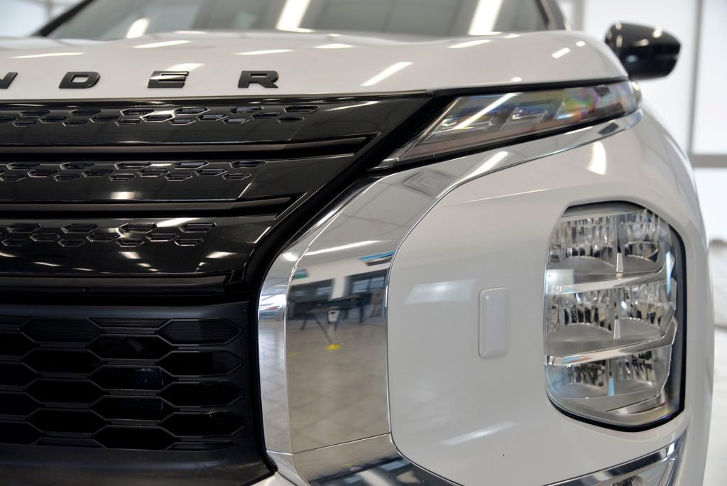 Used 2023 Mitsubishi Outlander SE Black Edition image 11