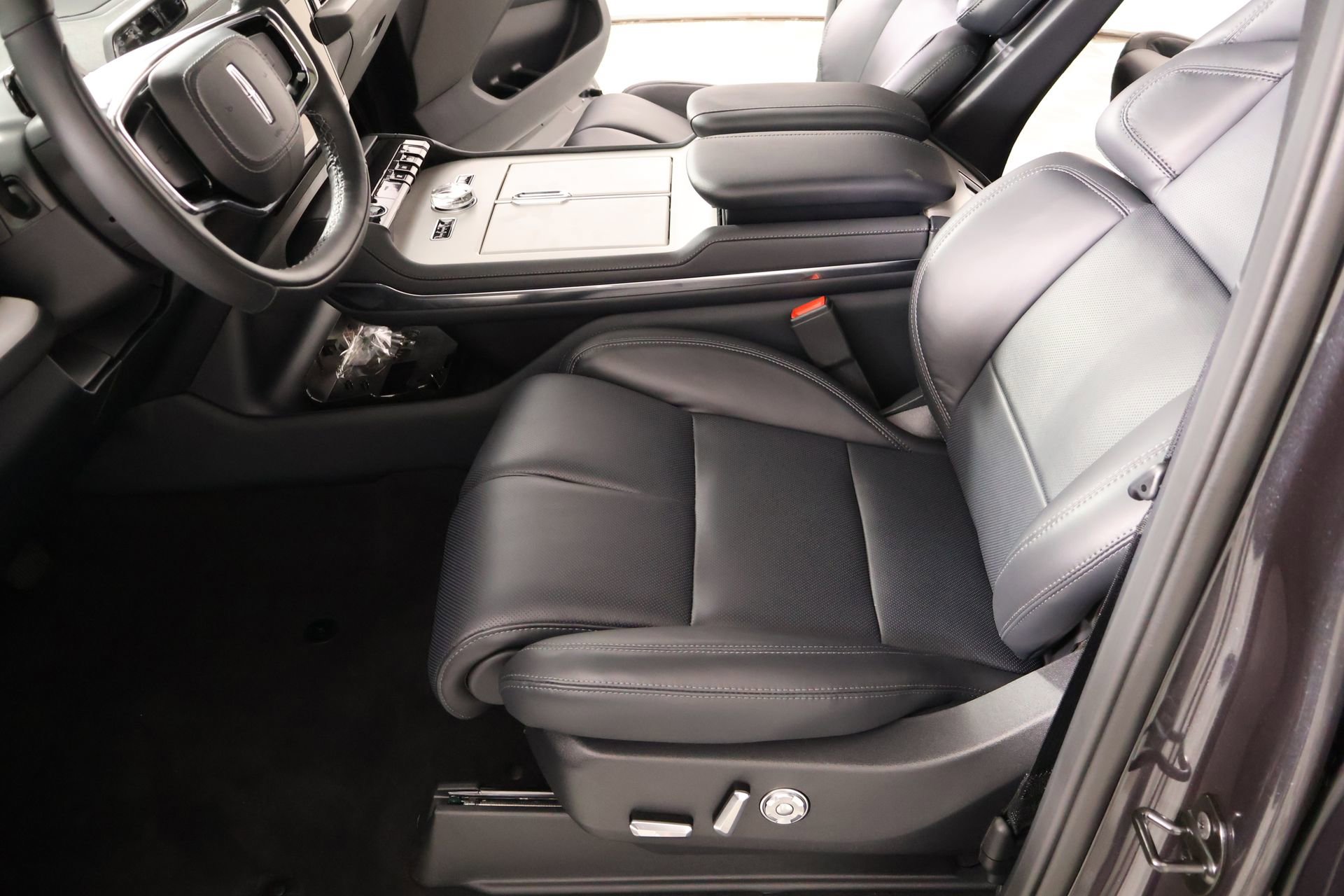 New 2026 Lincoln Navigator L Reserve w/ Jet Appearance Package AWD/4WD image 11