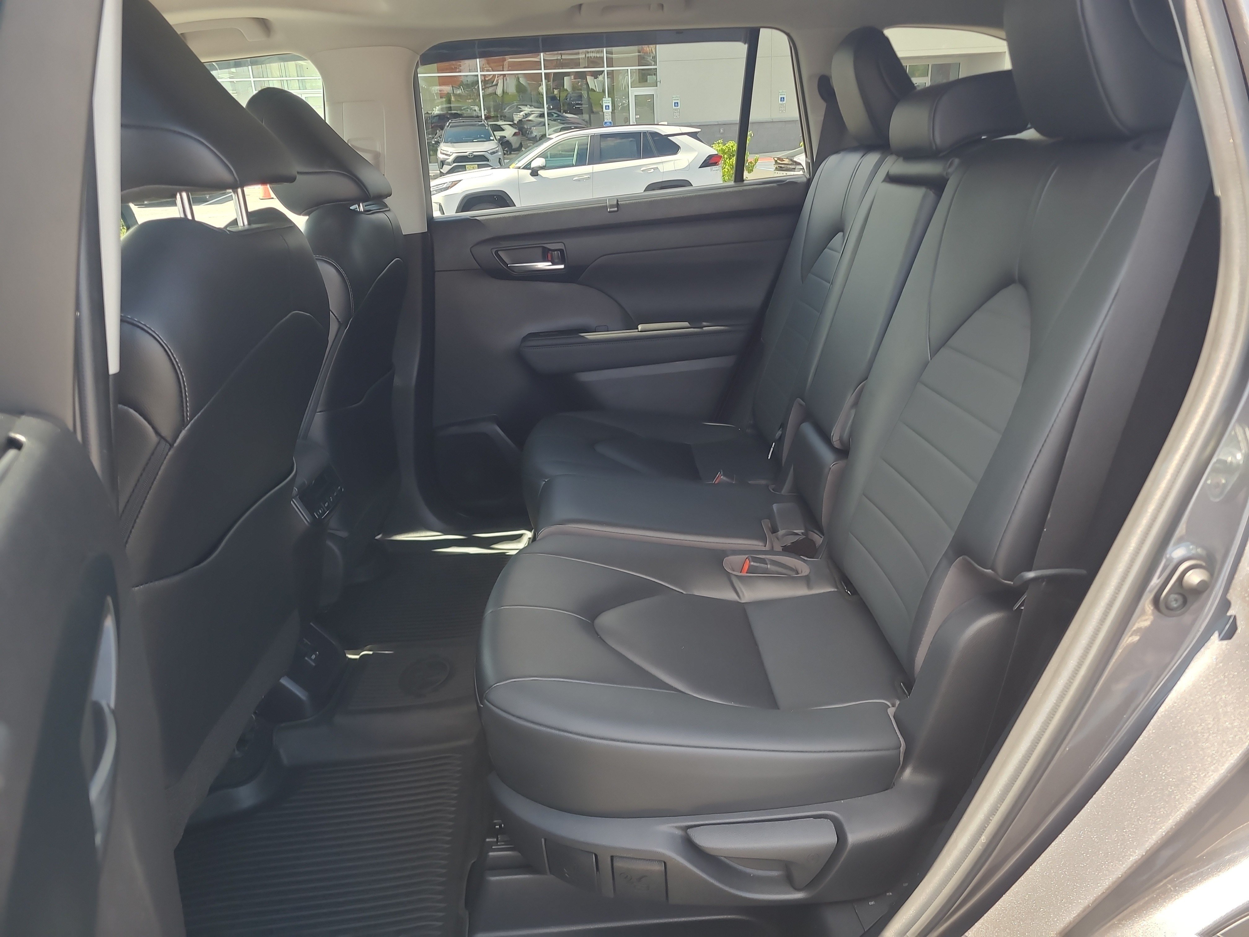 Used 2023 Toyota Highlander XLE AWD/4WD image 28