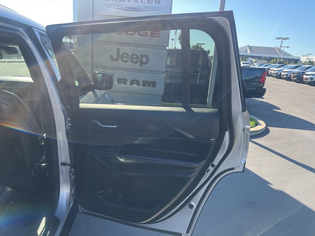 Used 2024 Jeep Grand Cherokee L Laredo image 31