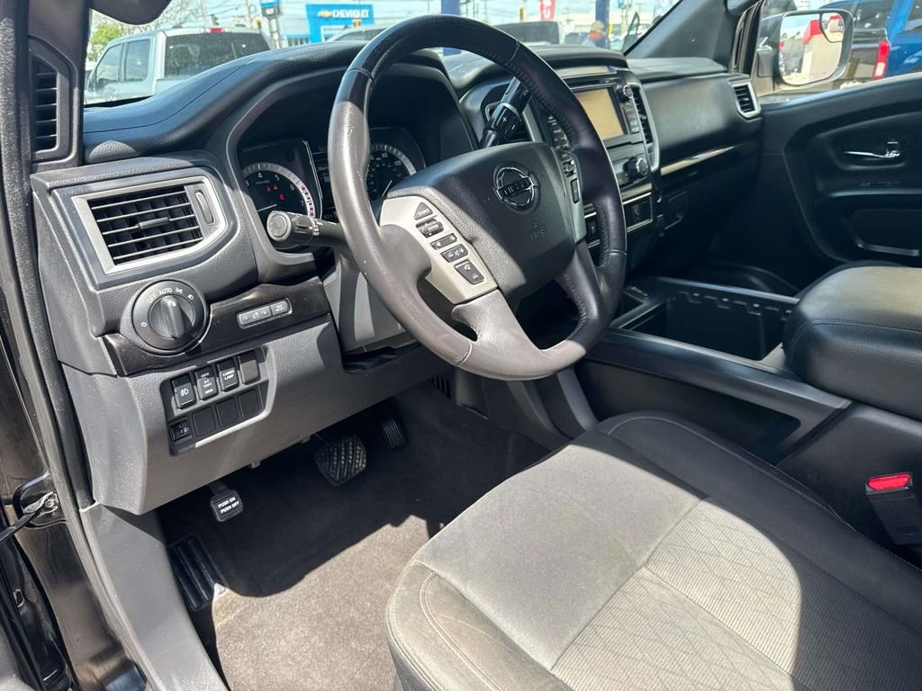 Used 2018 Nissan Titan SV w/ SV Convenience Package image 16