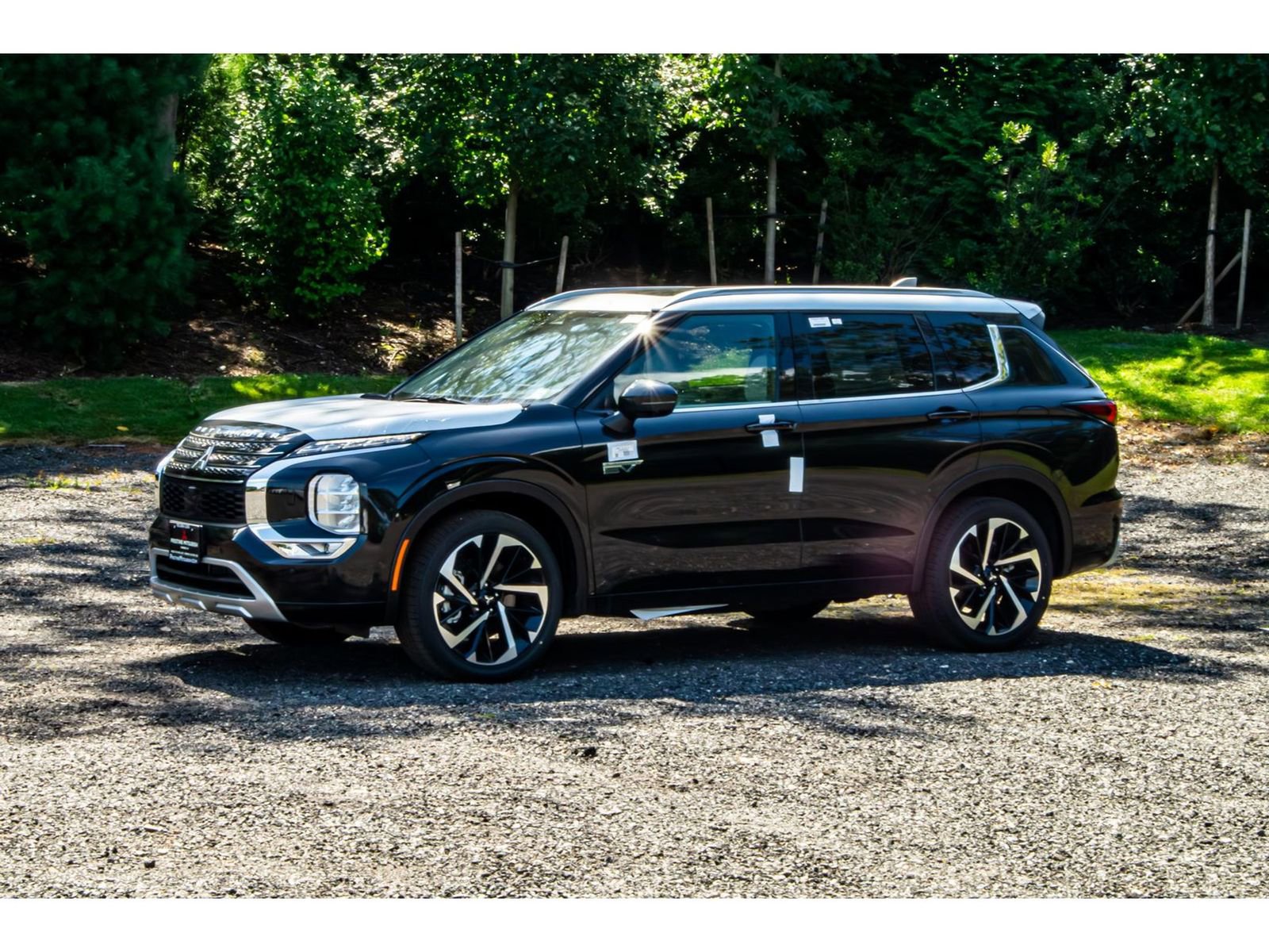 New 2025 Mitsubishi Outlander 4WD Plug-In Hybrid image 3
