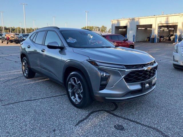 Used 2026 Chevrolet Trax LT FWD image 3