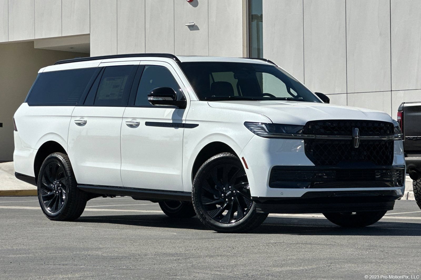 New 2026 Lincoln Navigator L Reserve w/ Jet Appearance Package