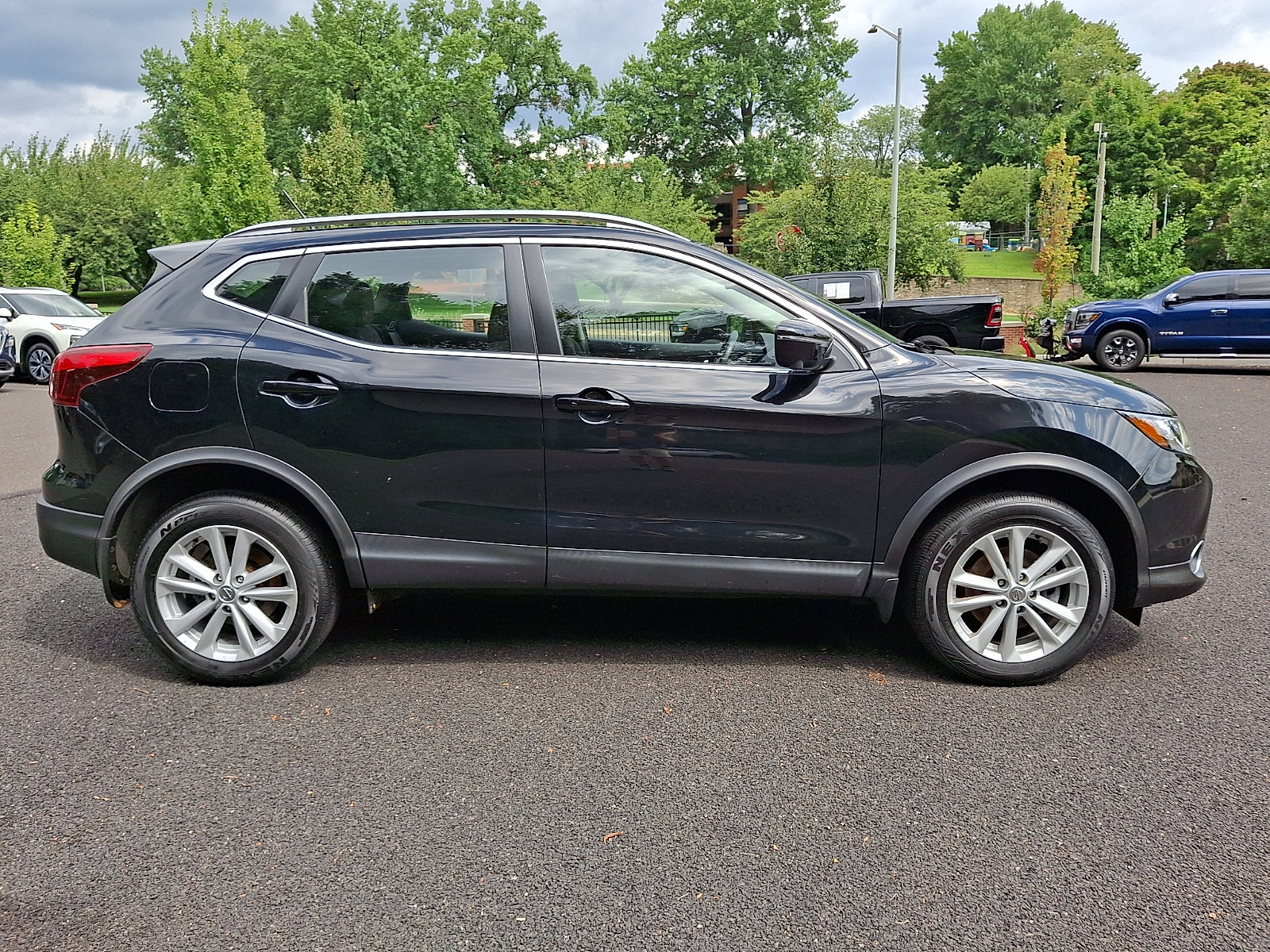 Certified 2017 Nissan Rogue Sport SV w/ SV Premium Package FWD image 7