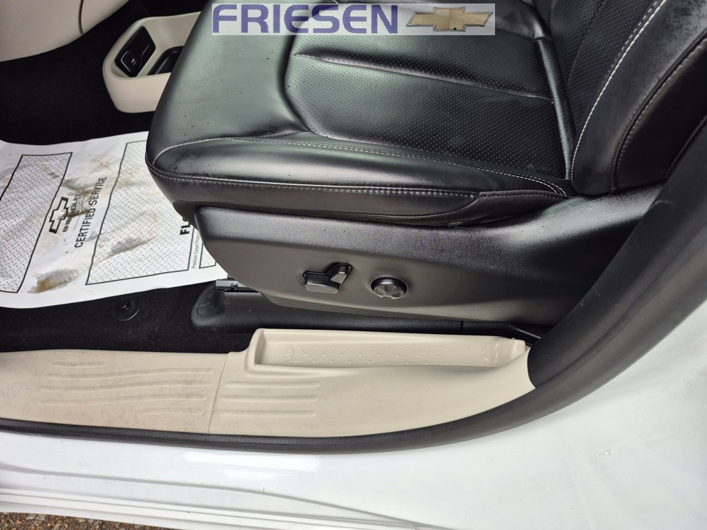 Used 2023 Chrysler Pacifica Touring-L image 12