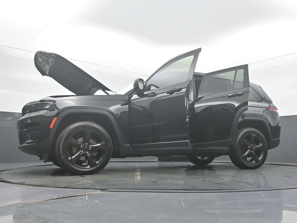 Used 2023 Jeep Grand Cherokee Altitude AWD/4WD image 57