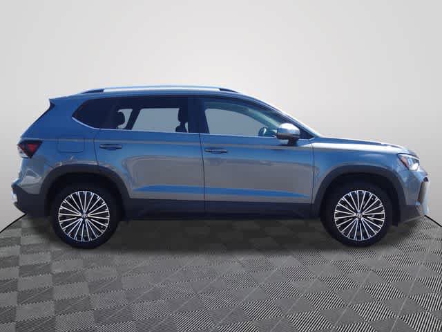 Used 2025 Volkswagen Taos SE FWD image 3