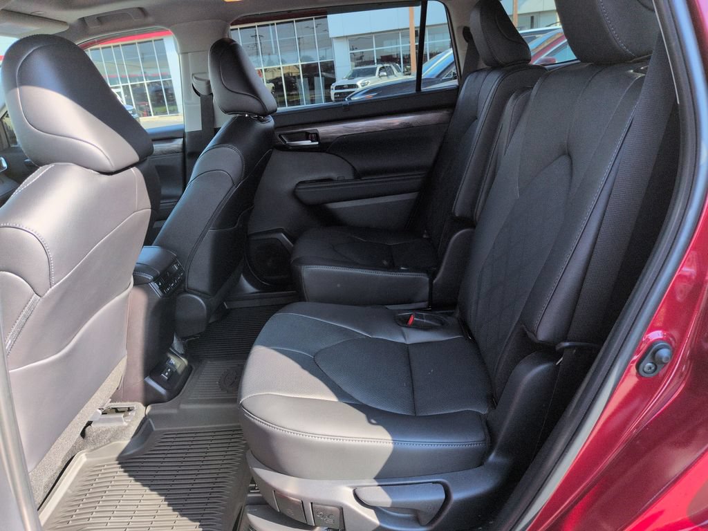 Certified 2025 Toyota Highlander Platinum AWD/4WD image 25