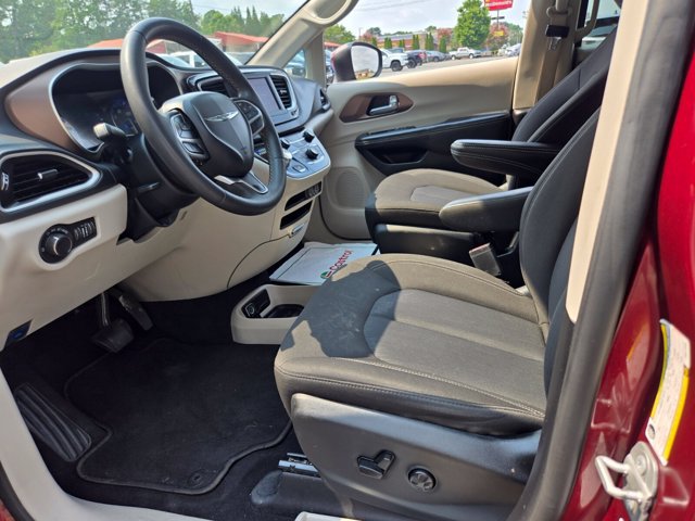 Used 2023 Chrysler Voyager LX FWD image 10