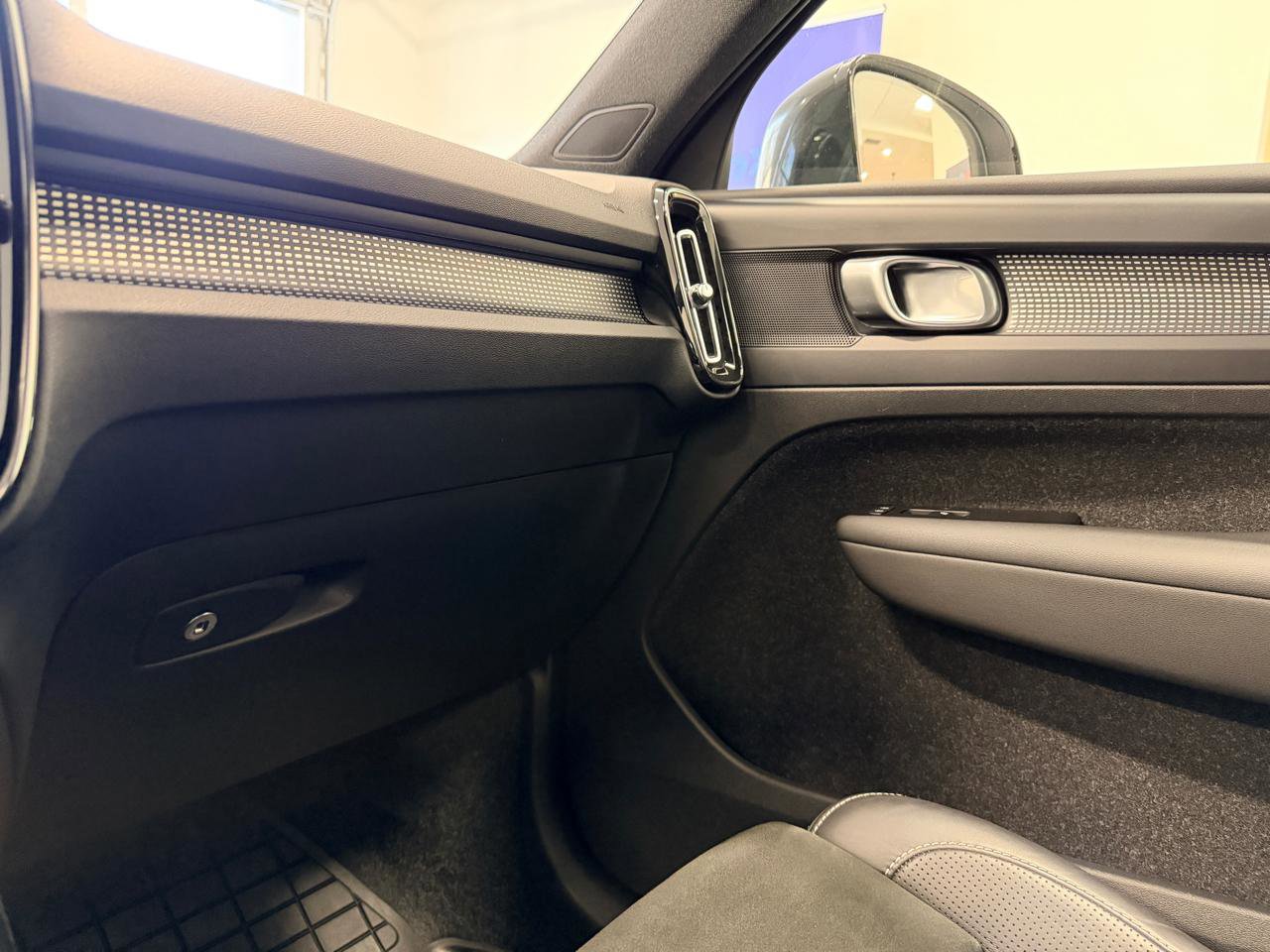 Used 2021 Volvo XC40 T4 R-Design w/ Advanced Package image 47