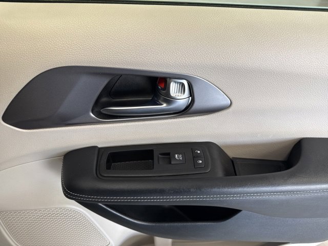 Used 2023 Chrysler Pacifica Touring-L FWD image 47