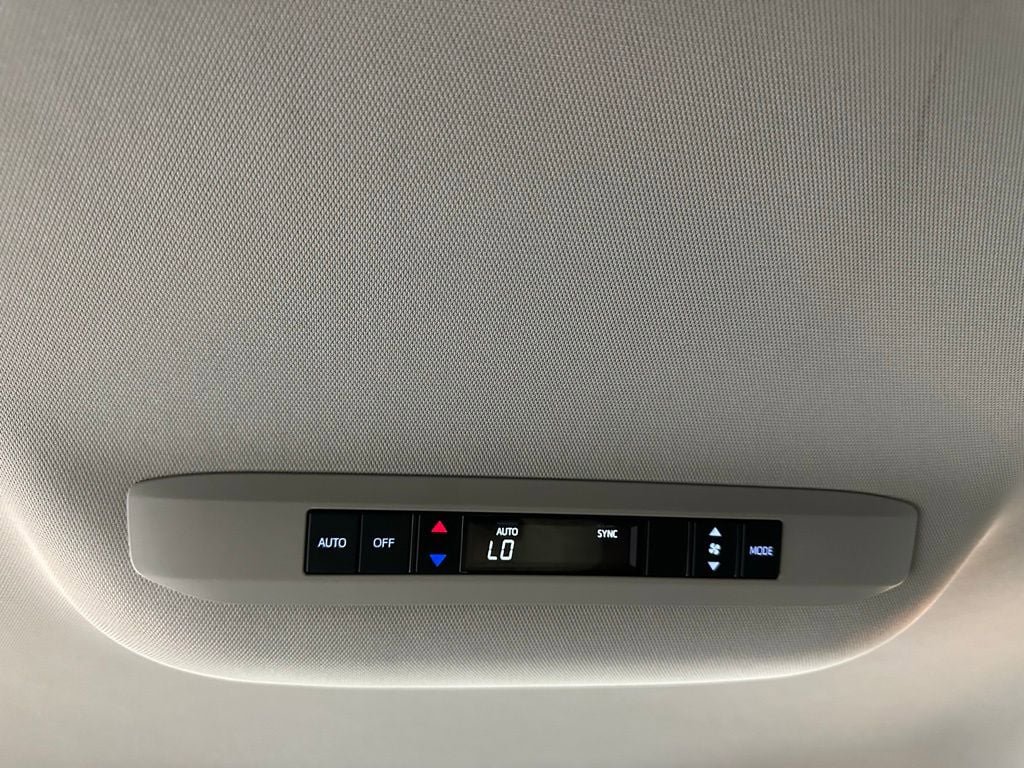 Used 2025 Toyota Sienna LE FWD image 50
