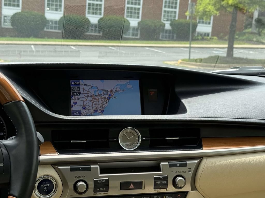 Used 2013 Lexus ES 300h w/ Luxury Pkg FWD image 10