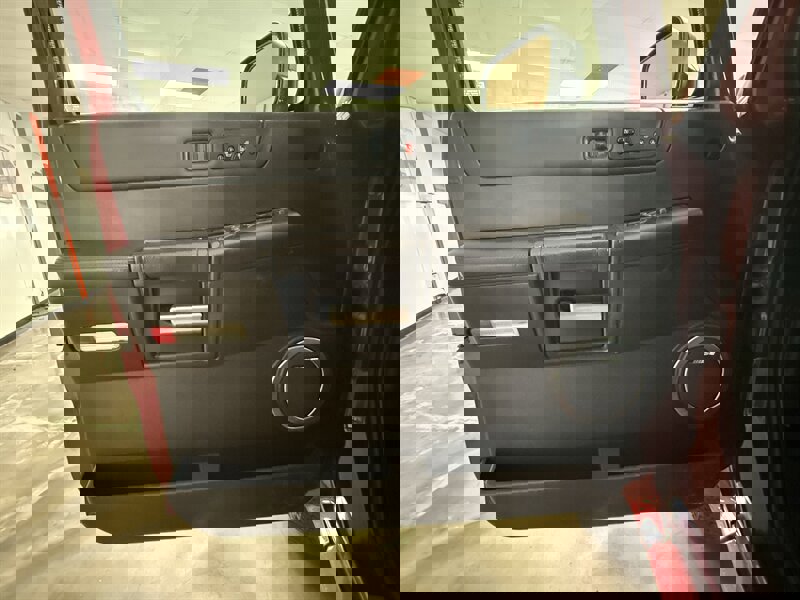 Used 2005 HUMMER H2 w/ Preferred Equipment Group image 4