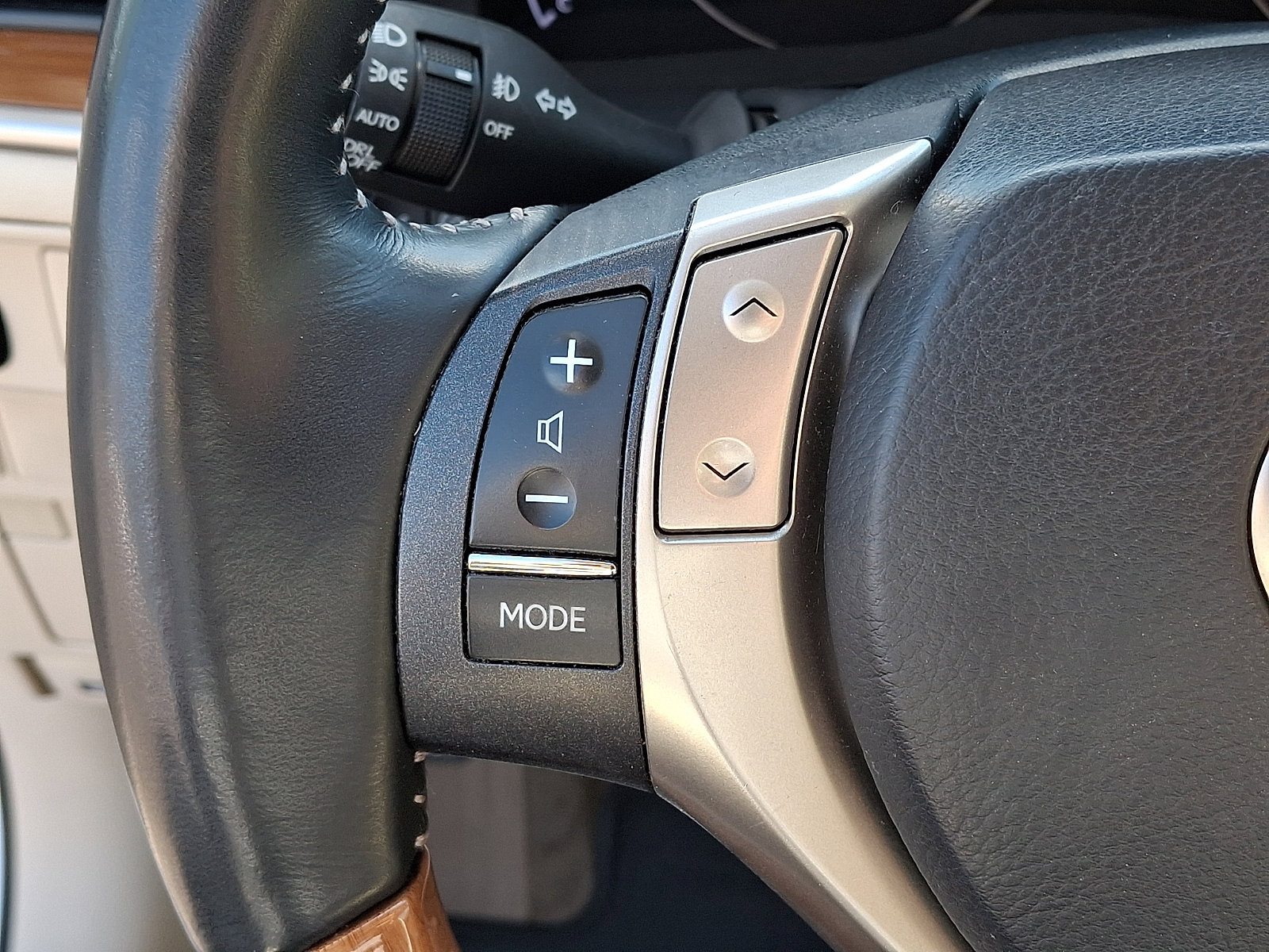 Used 2015 Lexus ES 300h w/ Navigation System Package FWD image 22
