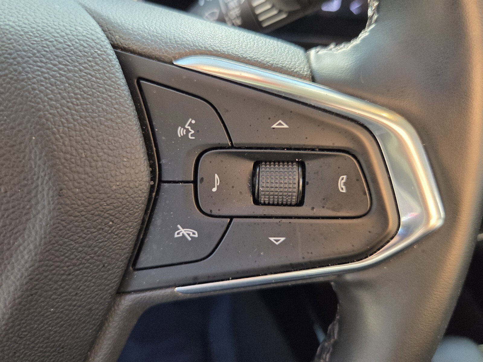 Used 2025 Chevrolet Trax LT w/ LT Convenience Package FWD image 34