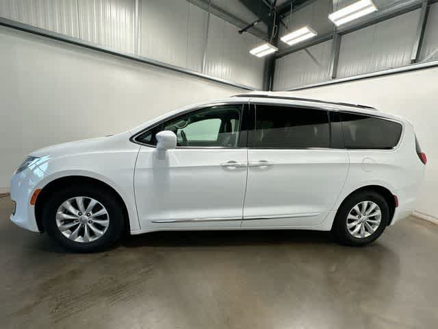 Used 2019 Chrysler Pacifica Touring-L FWD image 2