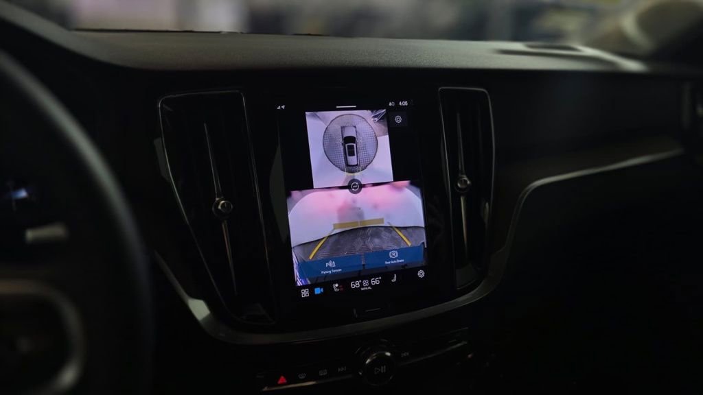 Used 2025 Volvo V60 B5 Cross Country Plus image 22