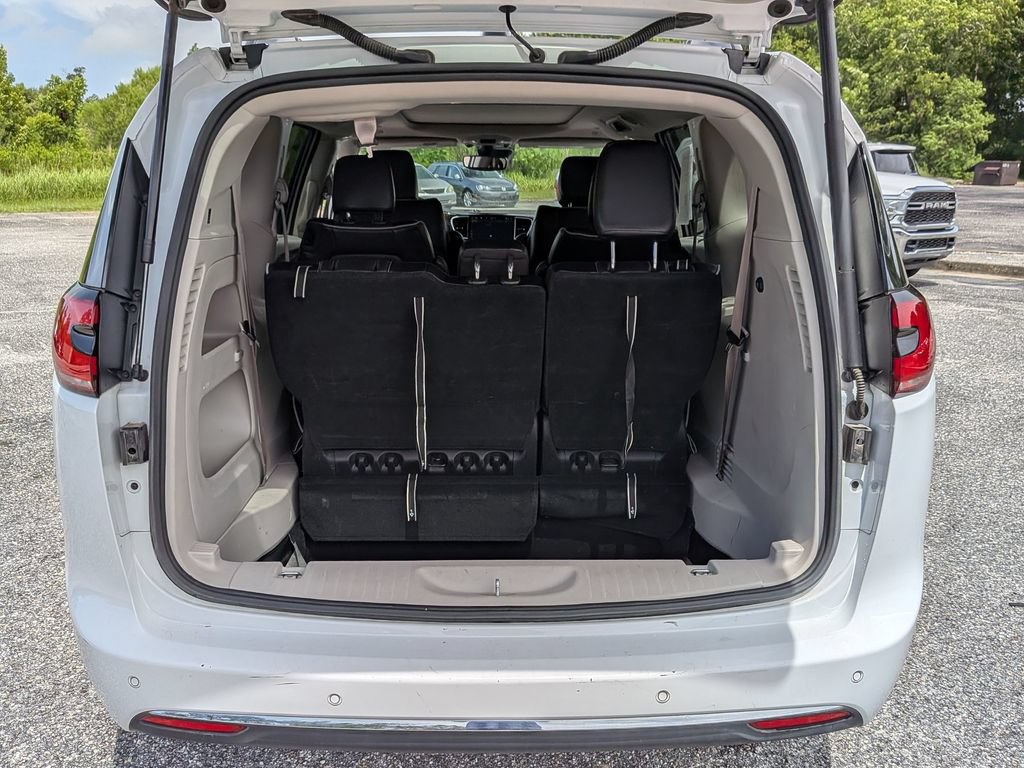 Used 2023 Chrysler Pacifica Limited FWD image 32
