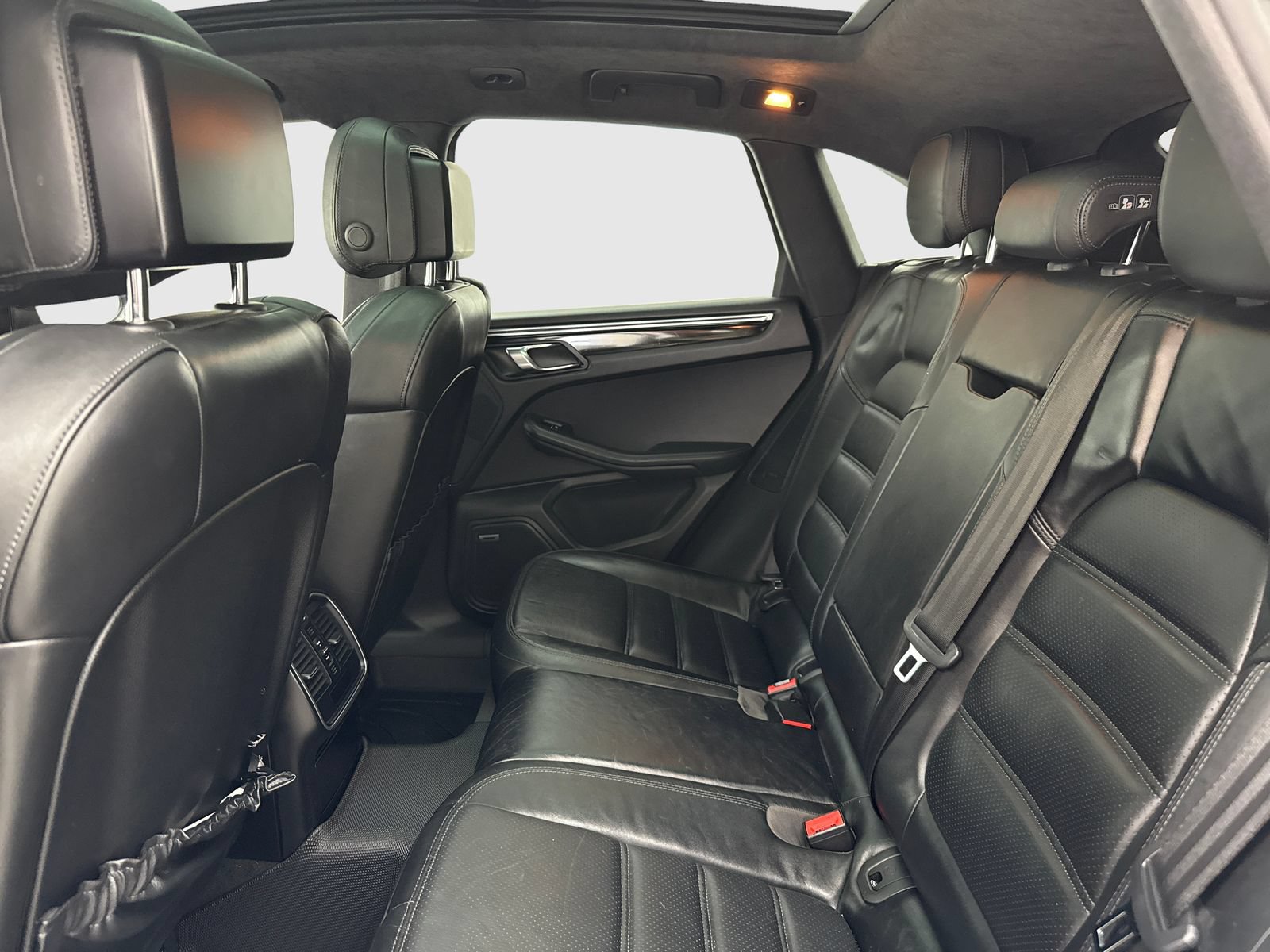 Used 2015 Porsche Macan Turbo AWD/4WD image 37