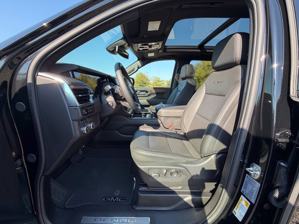 Used 2026 GMC Yukon Denali w/ Sun & Power Step Package AWD/4WD image 2