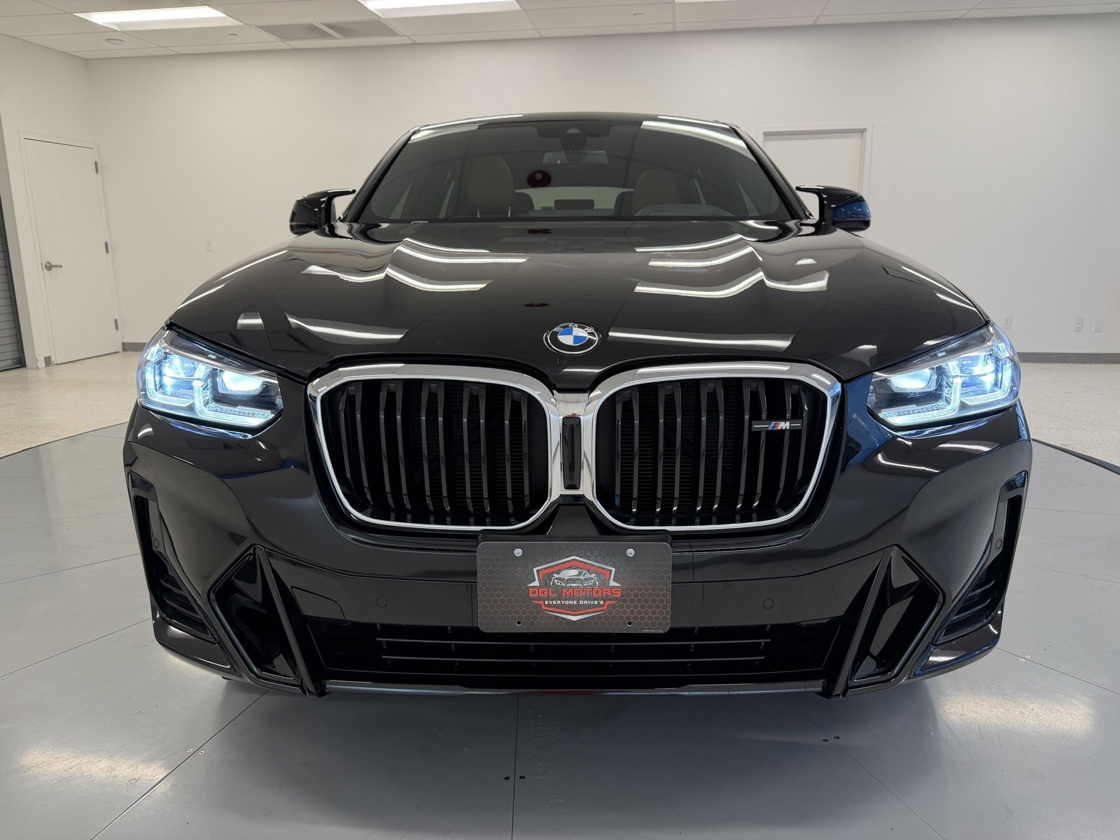 Used 2024 BMW X4 M40i w/ Premium Package image 2