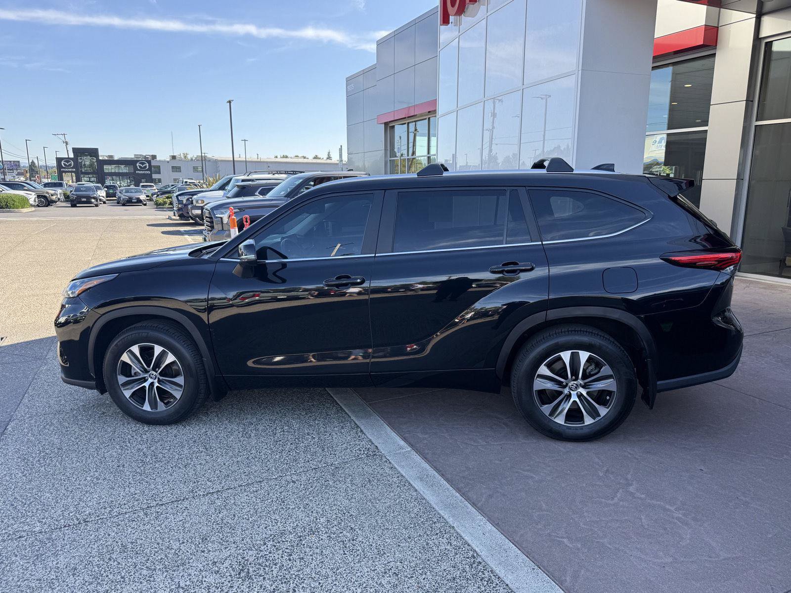 Used 2023 Toyota Highlander XLE AWD/4WD image 3