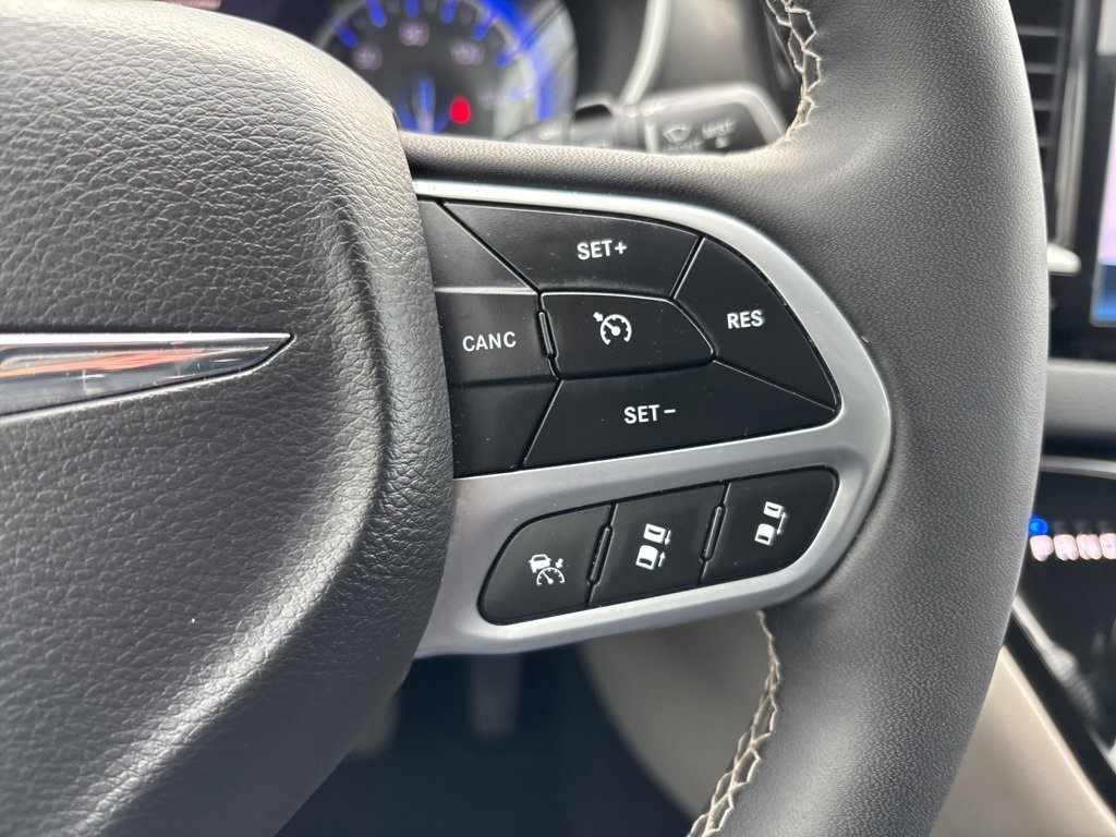 Used 2024 Chrysler Pacifica Touring-L image 38