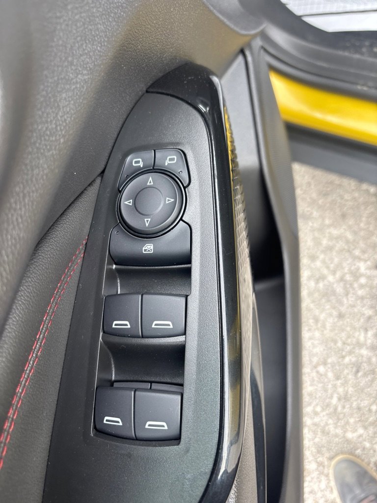 Used 2025 Chevrolet Trax RS w/ Sunroof Package image 7