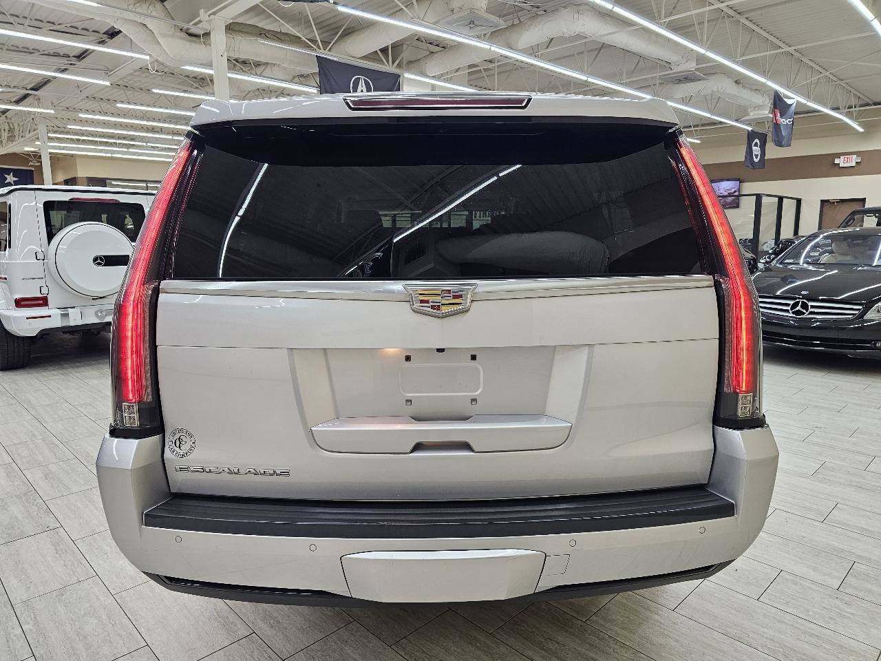 Used 2015 Cadillac Escalade ESV Luxury AWD/4WD image 7